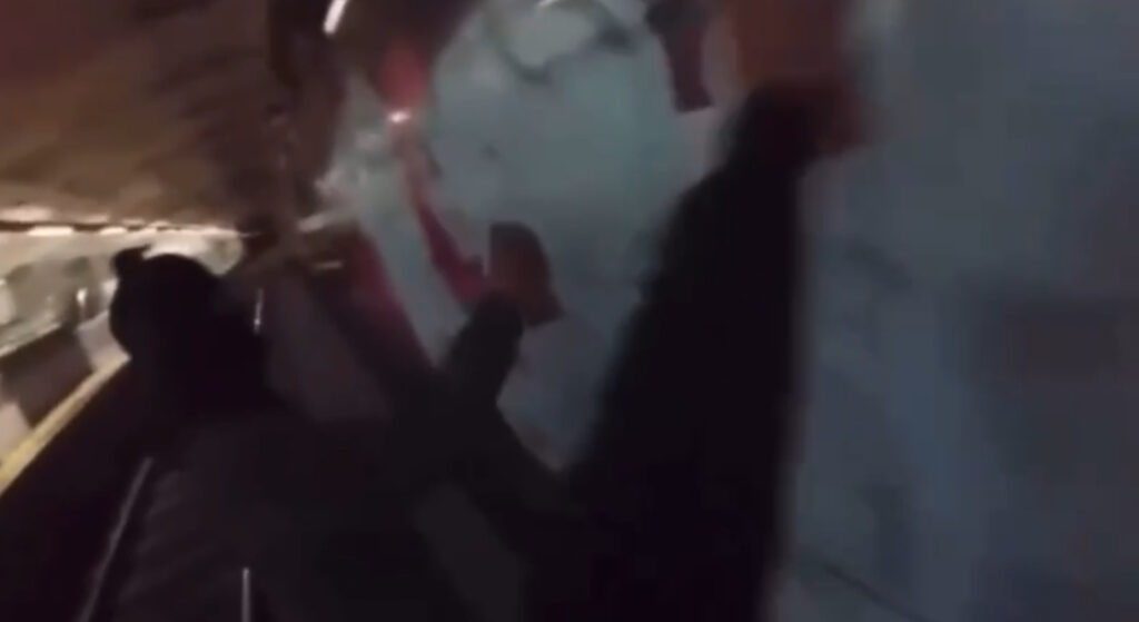 Jóvenes vandalizan tren ligero; dos fueron detenidos