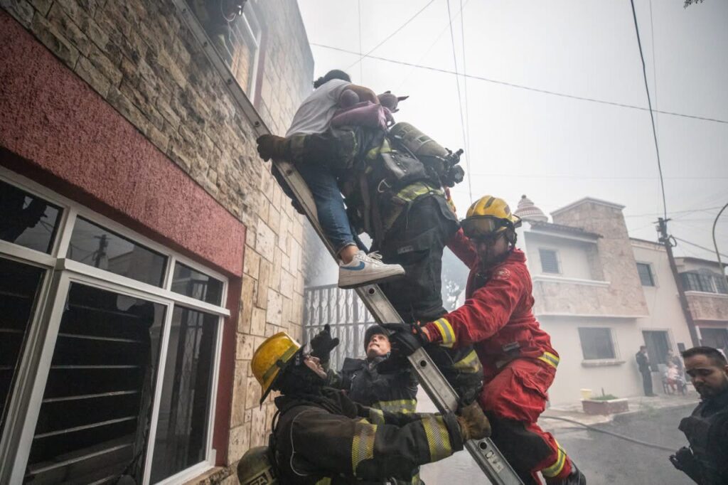 Rescatan a cinco personas durante incendio en la colonia Obrera