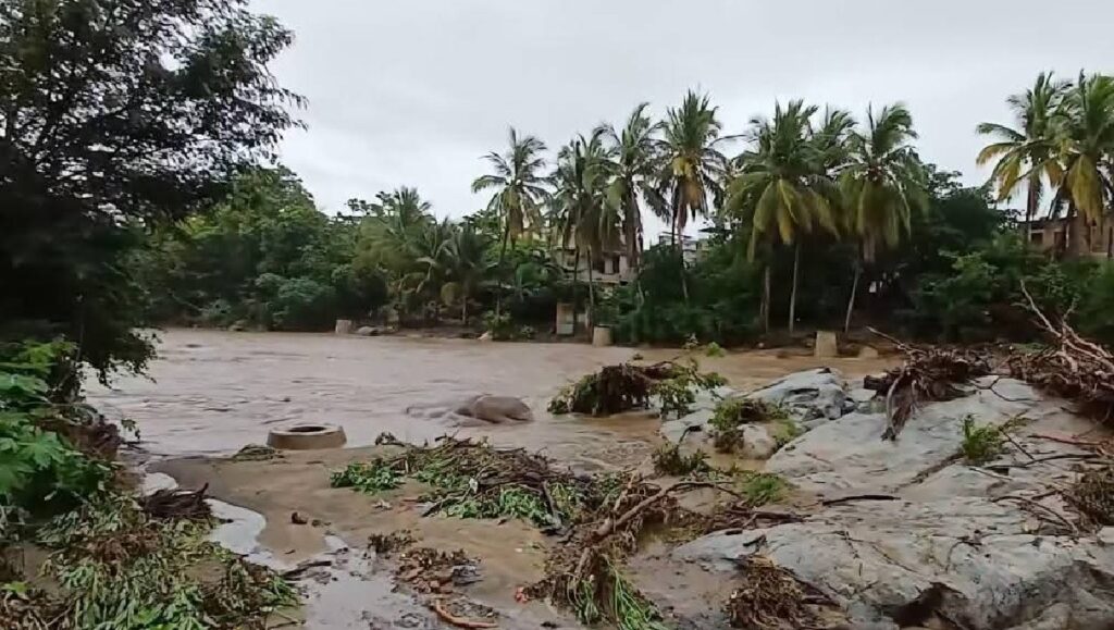 Bebé muere arrastrado por un río durante el huracán ‘Erick’ en Guerrero