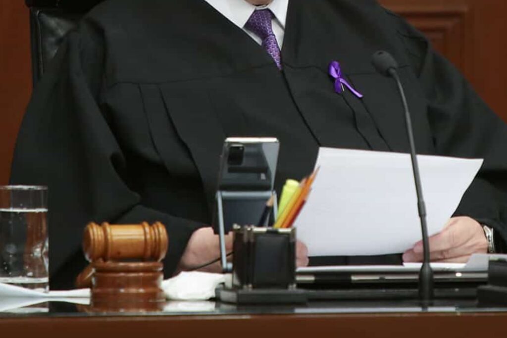 Sheinbaum deja en manos del Congreso decisión sobre el uso de toga en la Corte