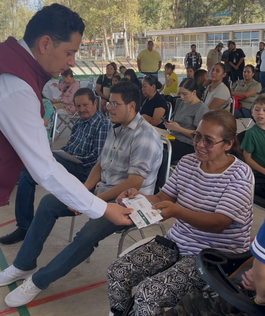 Entregan tarjetas Bienestar a personas con discapacidad en Durango