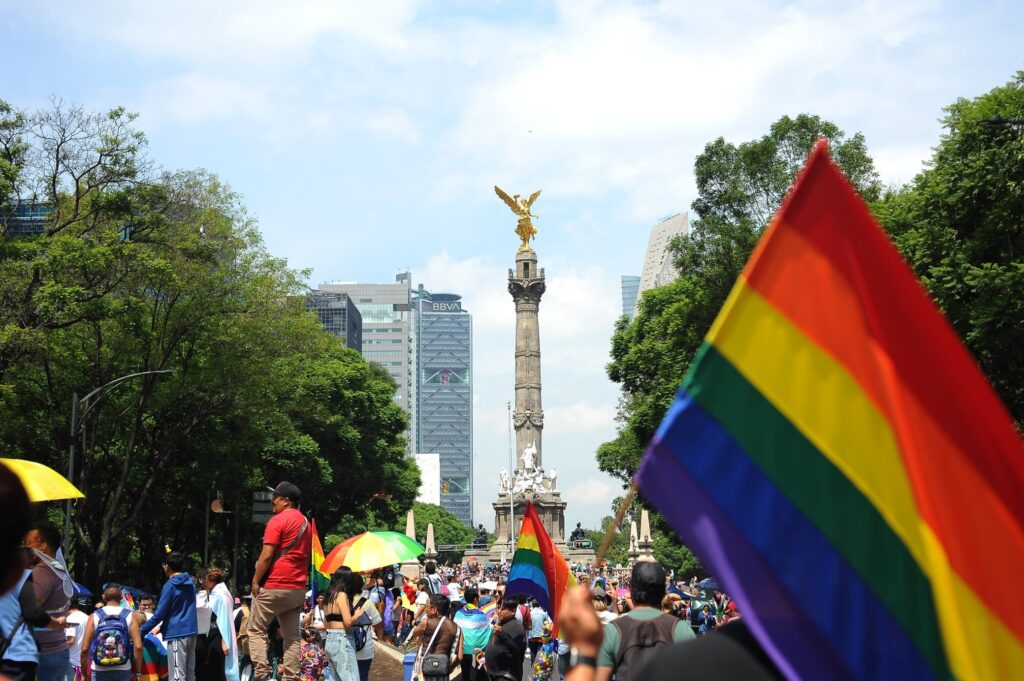 Asisten 800 mil personas a Marcha del Orgullo LGBT+ en CDMX