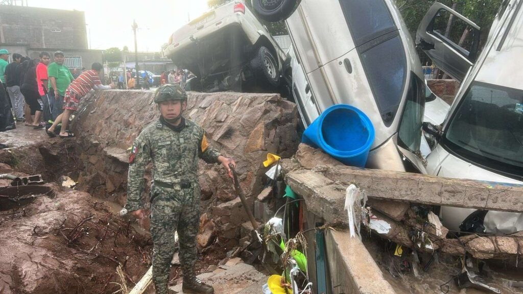 Lluvia arrastra vehículos y destruye tumbas en El Porvenir II