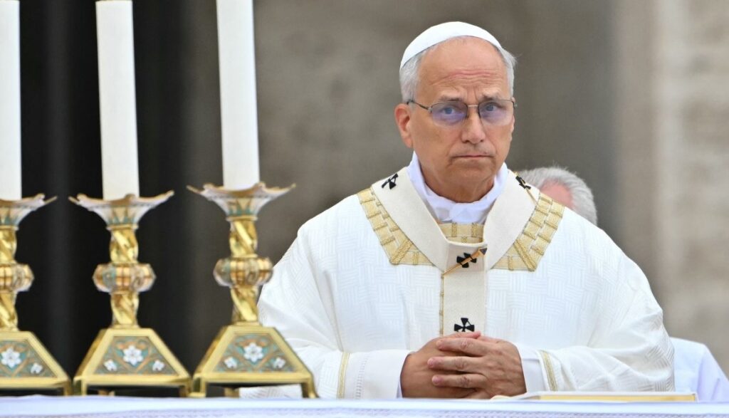 Golpean al Papa León en la cabeza; multitud desató momentos de terror