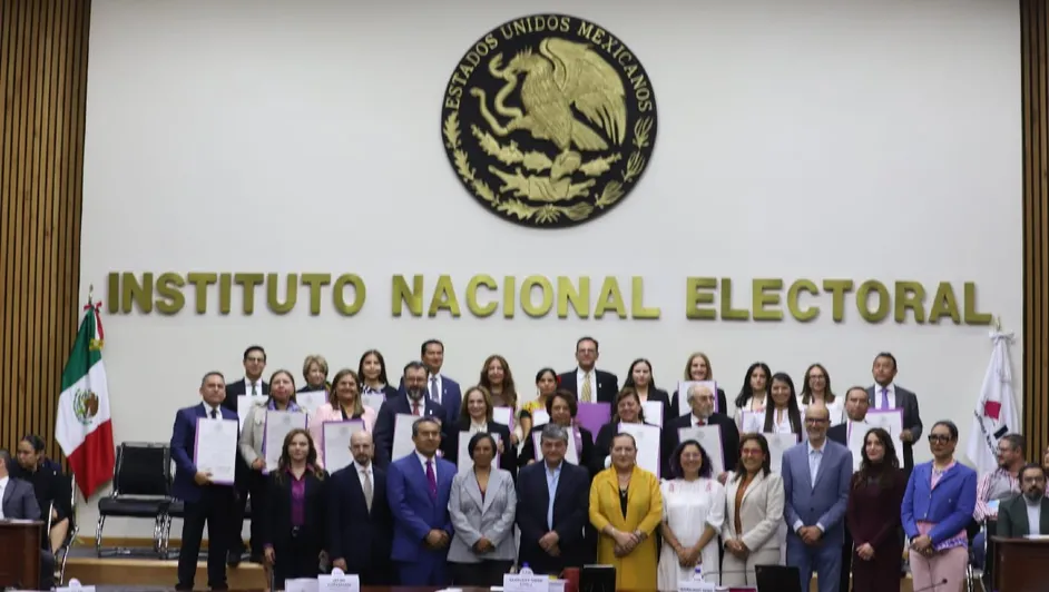 INE entrega constancias de mayoría a magistrados electos para el TDJ y TEPJF
