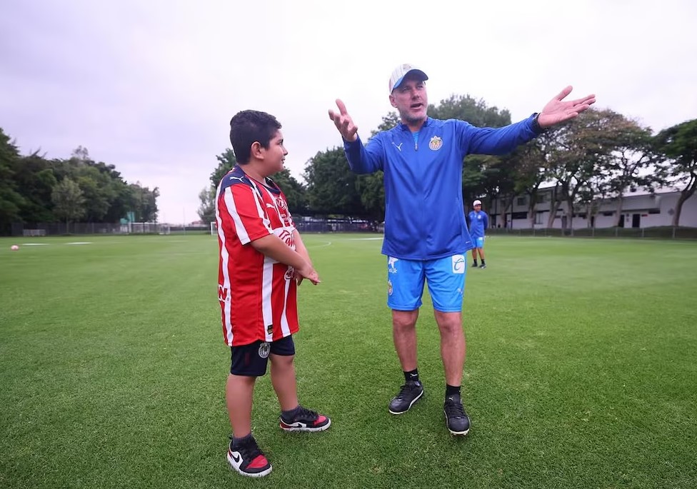 Chivas hace realidad el sueño de un joven aficionado