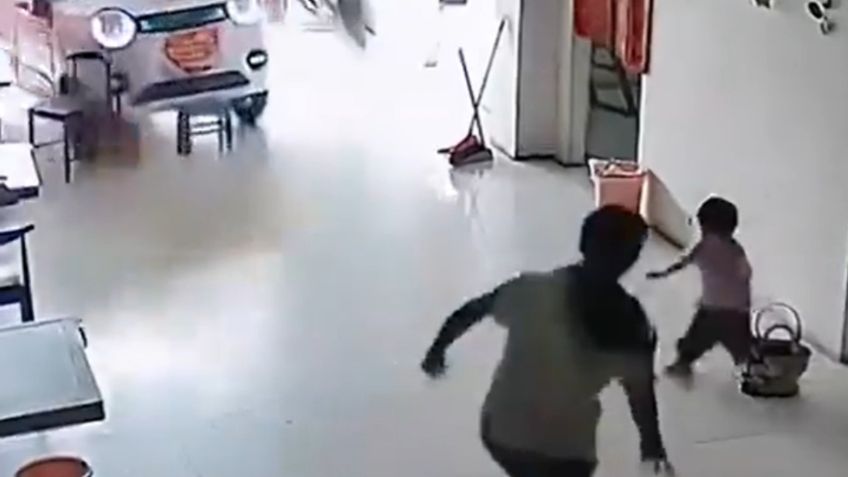 VIDEO: Niña de 11 años salva a su hermanita de morir atropellada en impactante accidente