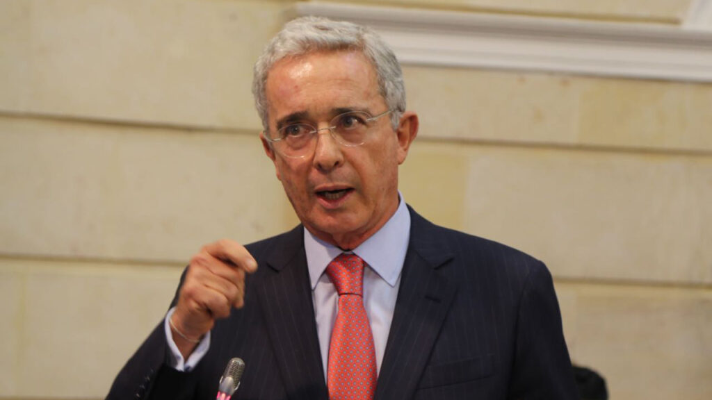 Álvaro Uribe, expresidente de Colombia, denuncia plan para asesinarlo