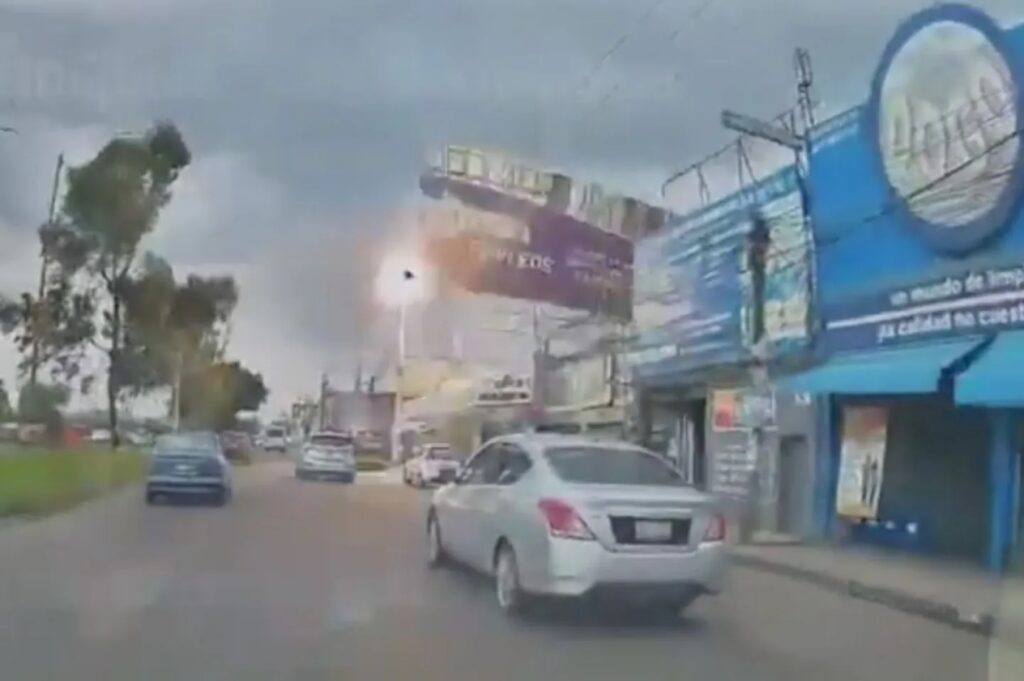 VIDEO: Cae espectacular por fuertes vientos y deja sin luz a seis colonias