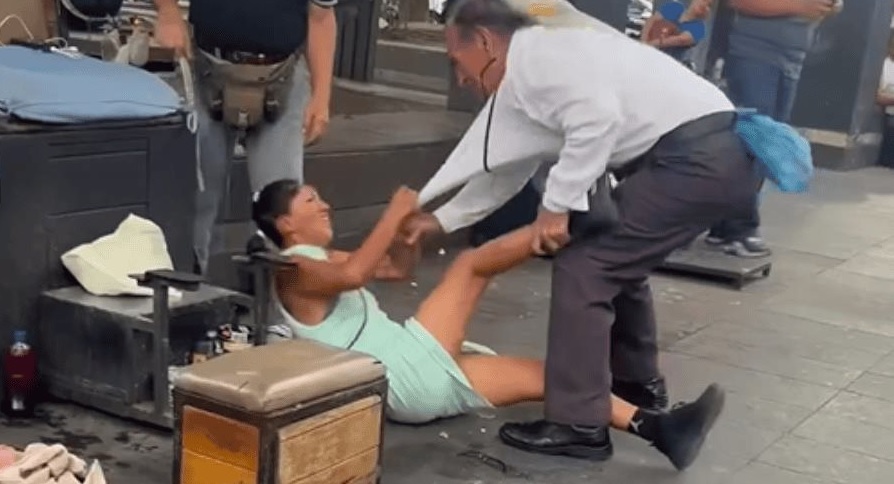 VIDEO: Brutal agresión: hombre le pega a mujer a plena luz del día