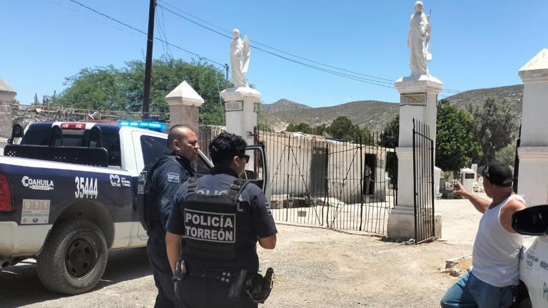 Tres personas fueron tragados por una tumba rota en pleno funeral