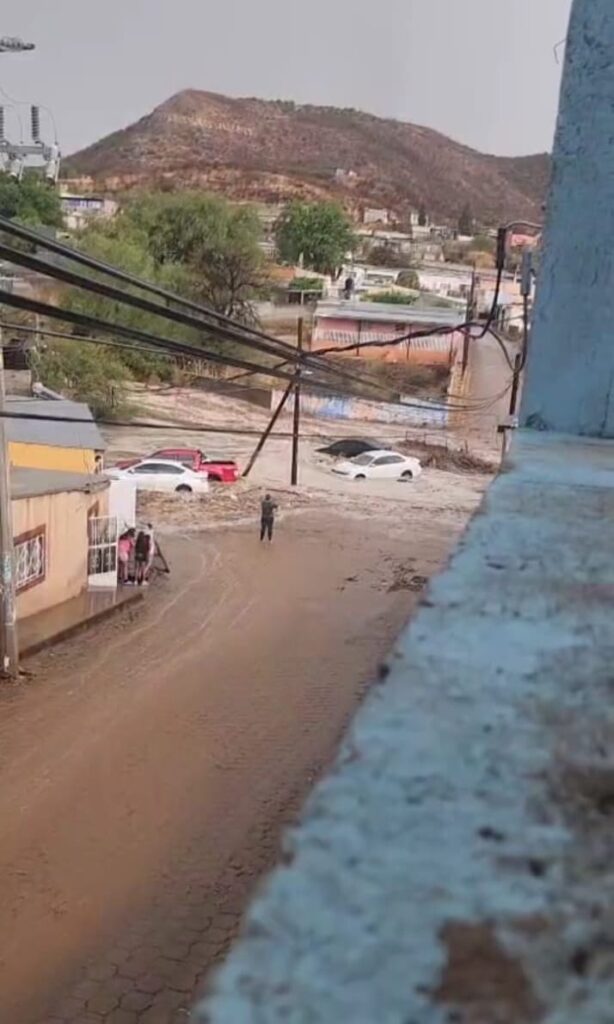 Sin víctimas, tromba arrastra autos y animales en Santa María del Oro