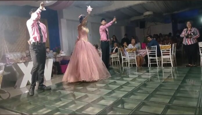 Pagaron 50 mil pesos para una quinceañera y el salón no tenía luz,  agua y los baños estaban sucios
