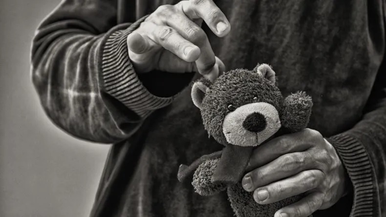 Maestro, inspector y diseñador abusaron y contagiaron de VIH a un niño