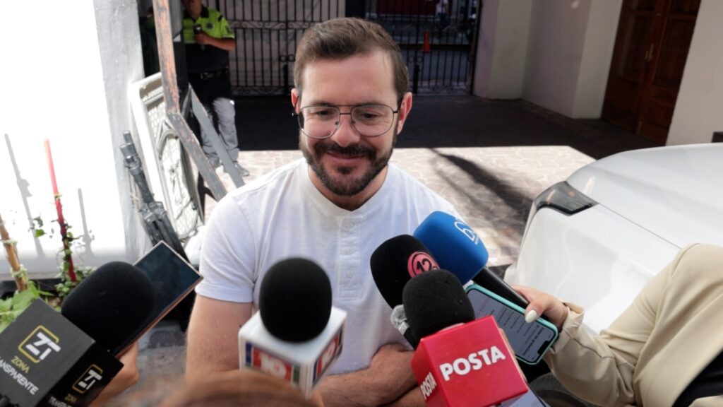 Invitan a usar módulos para validar hora gratis en estacionamiento, tras aumento de costo en Plaza Comercial.