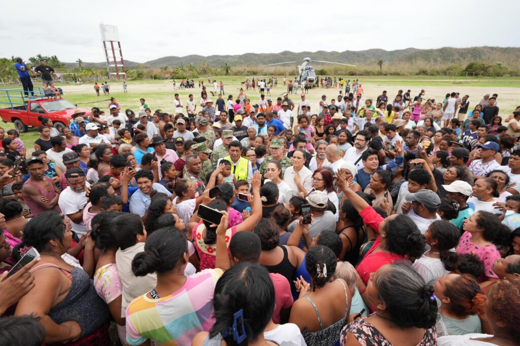 Sheinbaum visita Oaxaca y garantiza ayuda a damnificados por huracán «Erick»
