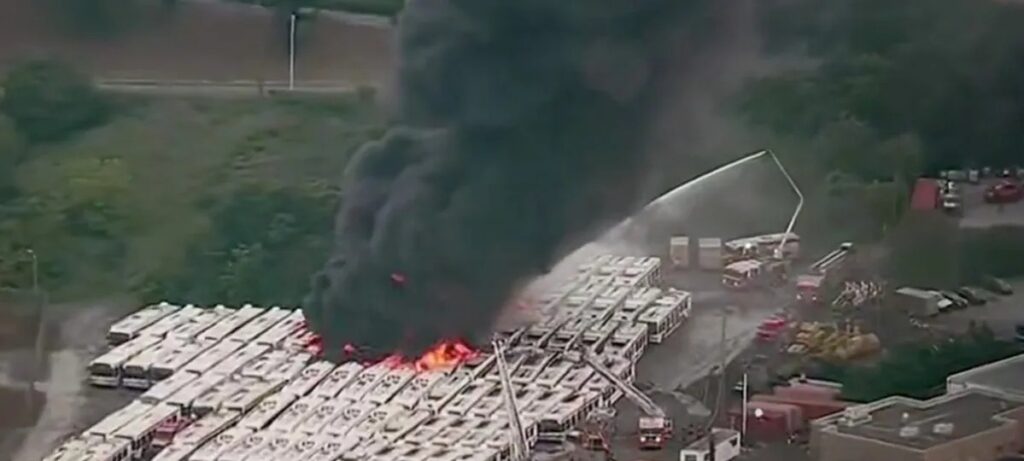 Bomberos sofocan incendio en lote de autobuses en Filadelfia, EU