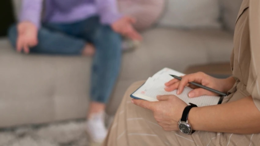 Se hacía pasar por psiquiatra, cobraba sesiones y pedía dinero prestado a los pacientes