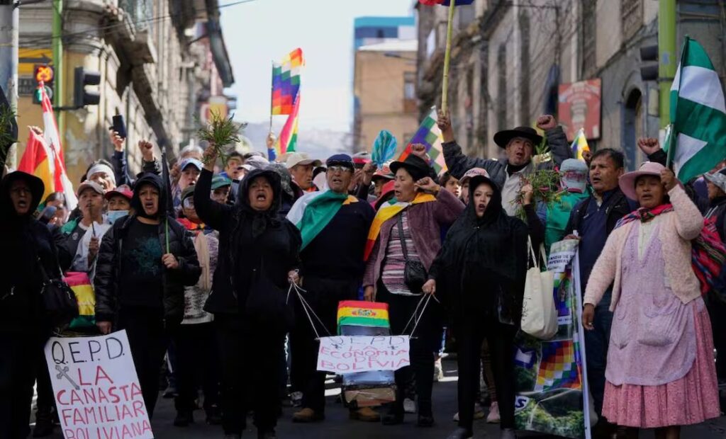 Evo Morales insiste en forzar su candidatura presidencial; seguidores paralizan carreteras