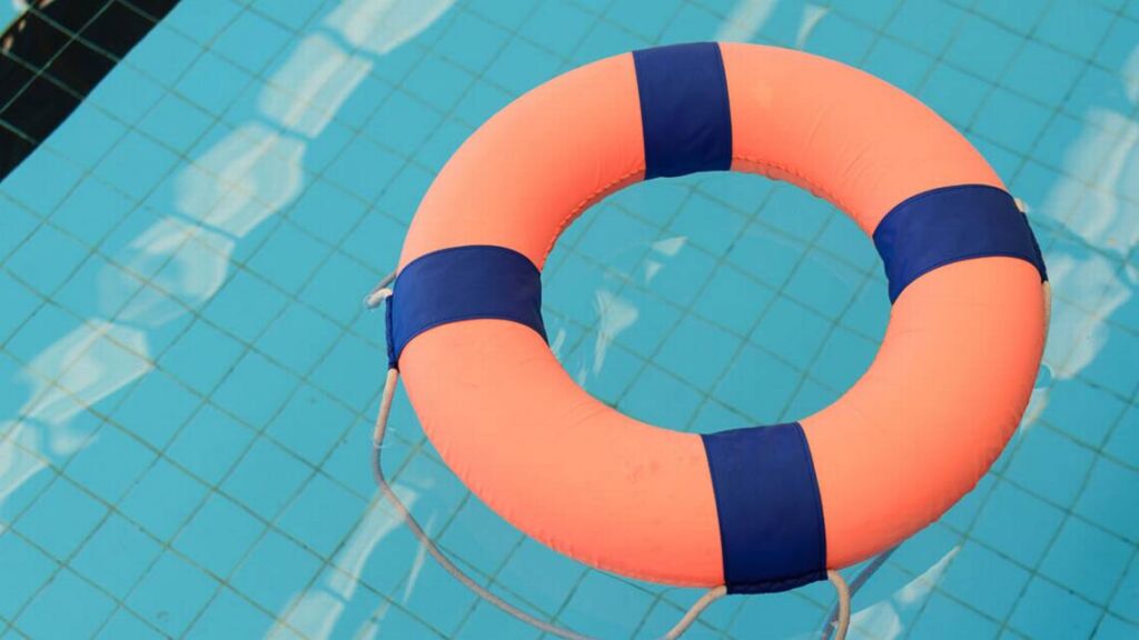 Un niño en coma y varios hospitalizados tras nadar en piscina envenenada