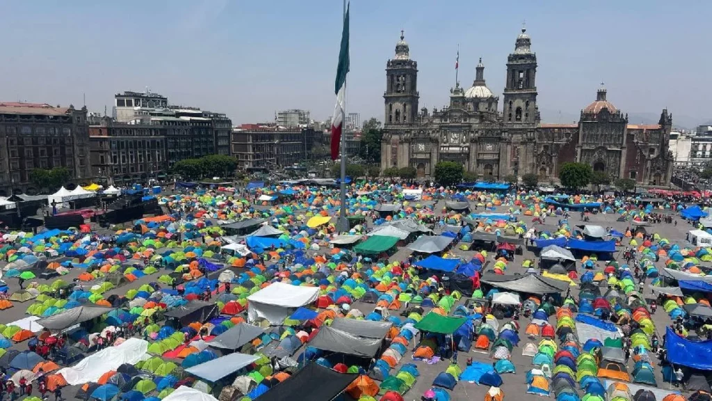 Evalúan asambleas de la CNTE levantar el plantón del Zócalo de CDMX