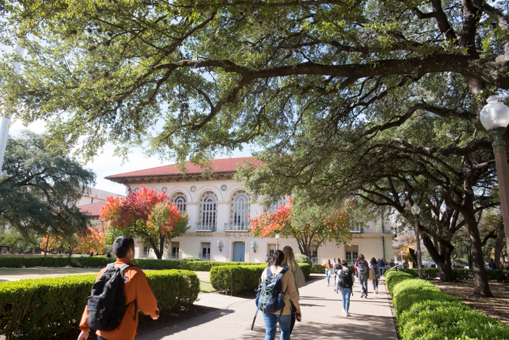 Juez de Texas revoca ley que permitía a alumnos indocumentados matricularse como residentes