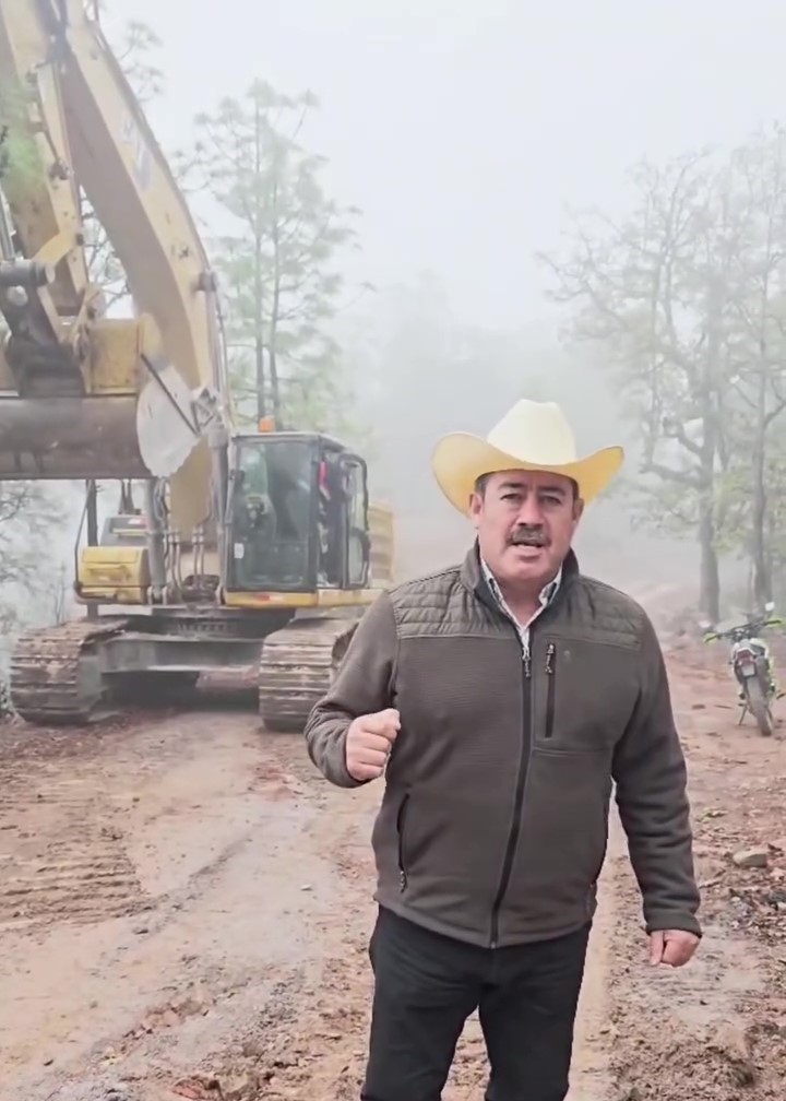 Avanza construcción de caminos artesanales en Mezquital