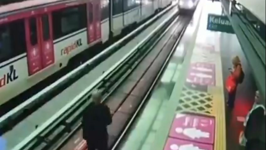 VIDEO: Hombre cae por error a las vías del tren y muere arrollado en estación de Malasia