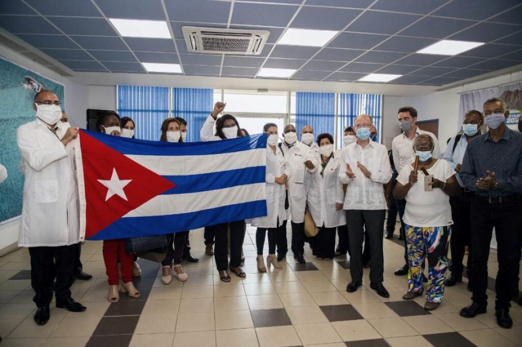 Sheinbaum afirma que contratación de médicos cubanos es legal