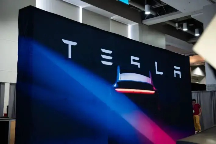 Acciones de Tesla caen un 14 % a medida que se intensifica la disputa entre Trump y Musk
