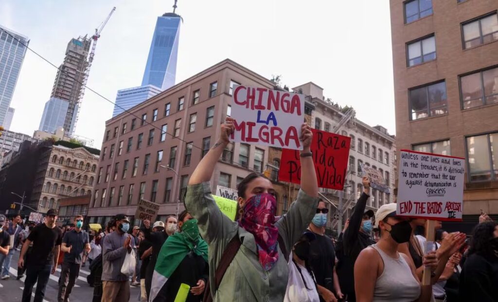Trump frena redadas antimigrantes en granjas, hoteles y restaurantes, según NYT