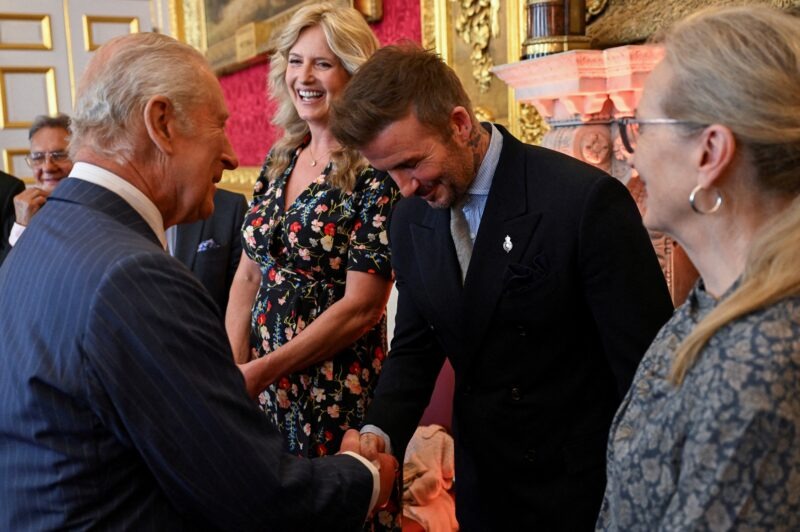 David Beckham es nombrado caballero por el rey Carlos III