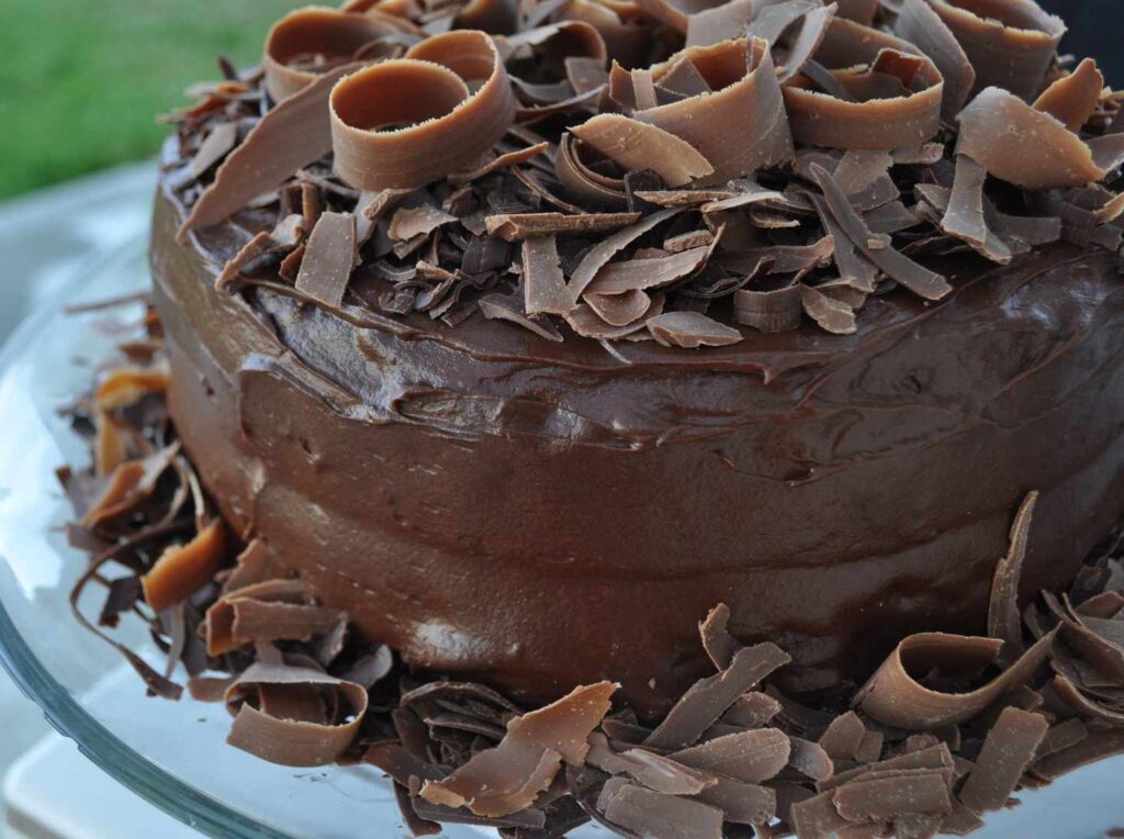 Adolescente muere tras comer pastel envenenado con una nota romántica
