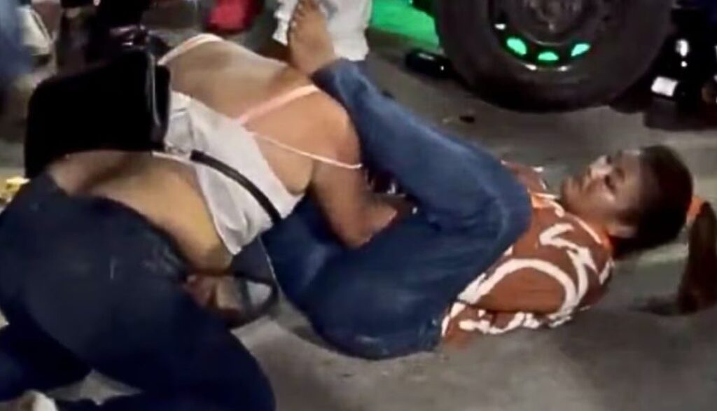 De los juegos mecánicos a los jalones de greñas: mujeres se agarran en plena feria