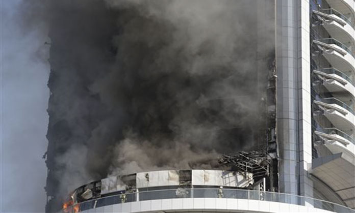 VIDEO: Un incendio arrasa rascacielos de 67 pisos en Dubái y obliga a evacuar a más de 3 mil personas