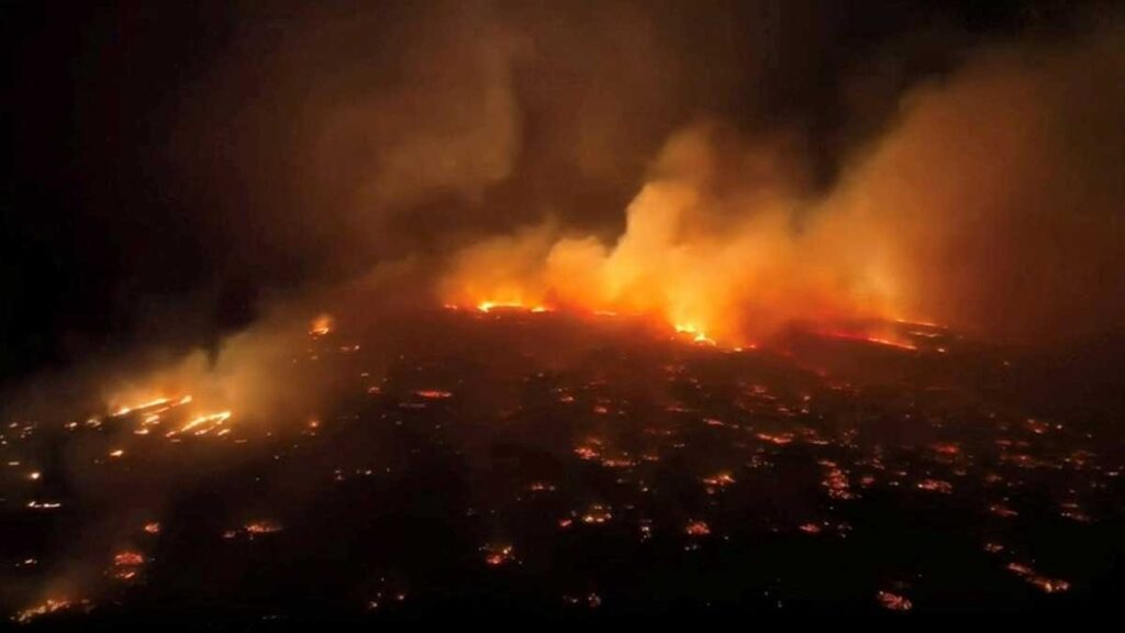 Incendio forestal en Hawai obliga a evacuar al menos 105 viviendas