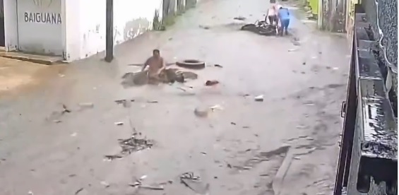 VIDEO: Inundación arrastra a hombre en situación vulnerable y causa conmoción