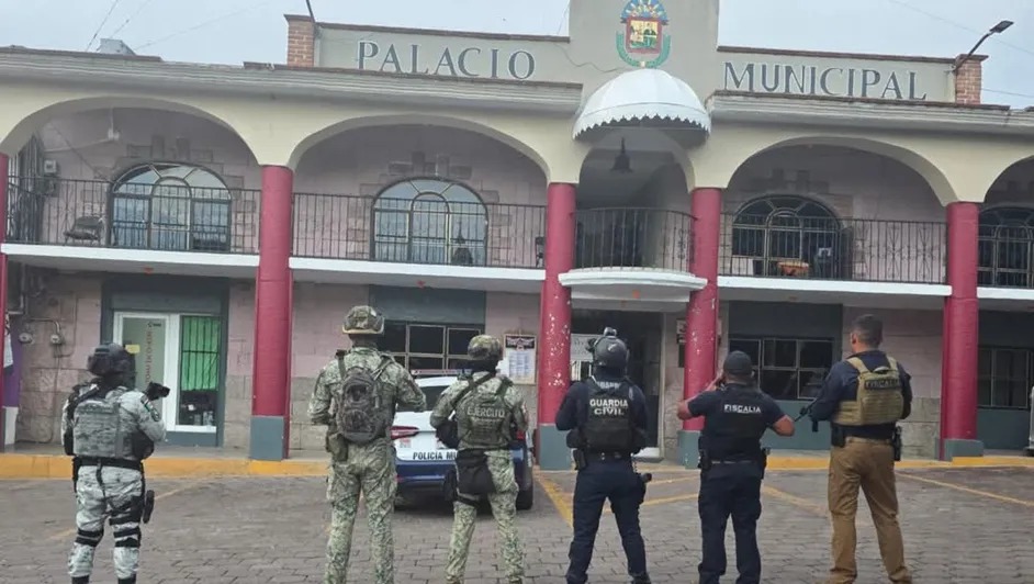 Atacan con drones explosivos la presidencia municipal de Juárez, Michoacán