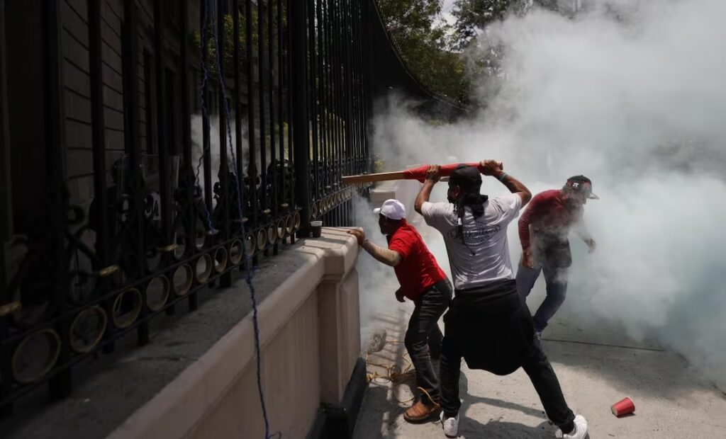 Segob y SEP llaman al diálogo y condenan violencia de la CNTE