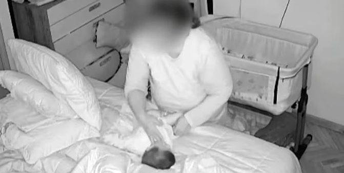 VIDEO: Mujer revisa las cámaras desde el trabajo y descubre a la niñera golpeando a su bebé