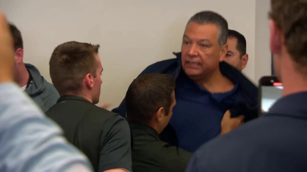 Detienen al senador Alex Padilla durante rueda de prensa de Kristi Noem
