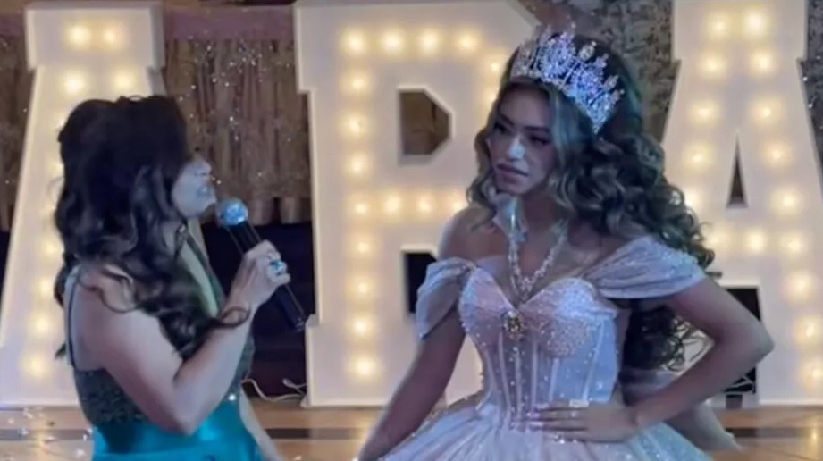 Madre de quinceañera protagoniza karaoke y en redes la critican