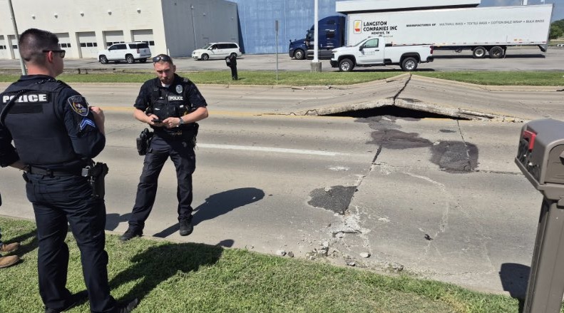 VIDEO: Ola de calor levanta carretera y lanza auto por los aires