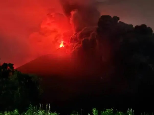 Erupción del volcán de fuego en Guatemala provoca evacuación masiva