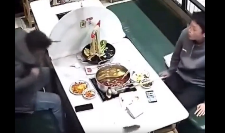 VIDEO: ¡De no creerse! Dos ratas caen sobre un cliente mientras disfrutaba su ramen en restaurante