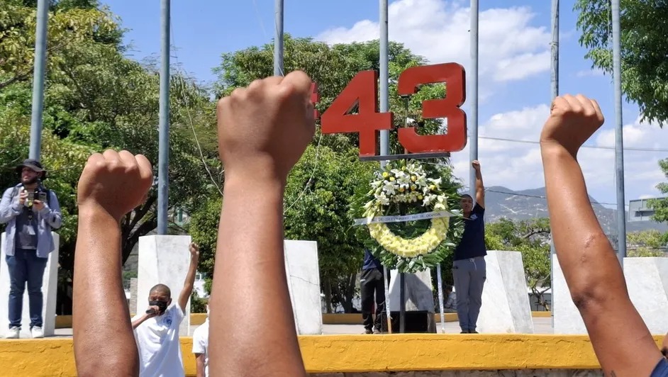 FGR deberá hacer pública la carpeta del caso Ayotzinapa