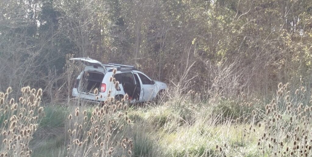 Hombre mata a su esposa, ahoga a sus hijos, y se tira abajo de un camión para quitarse la vida