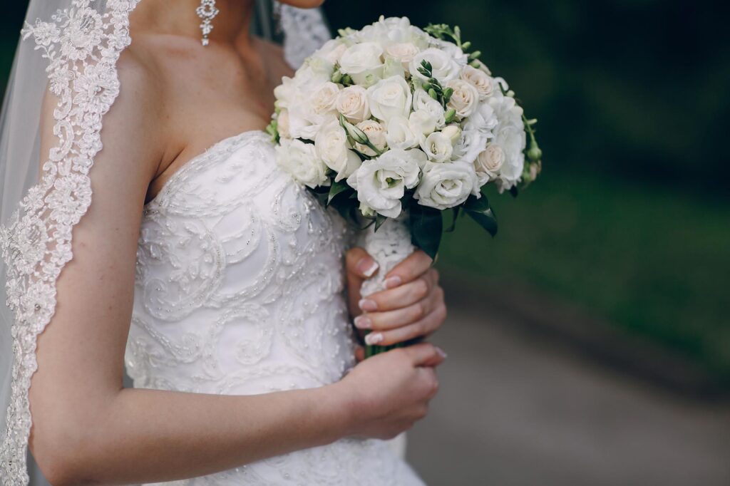 Novia es asesinada por encapuchados al salir de su boda