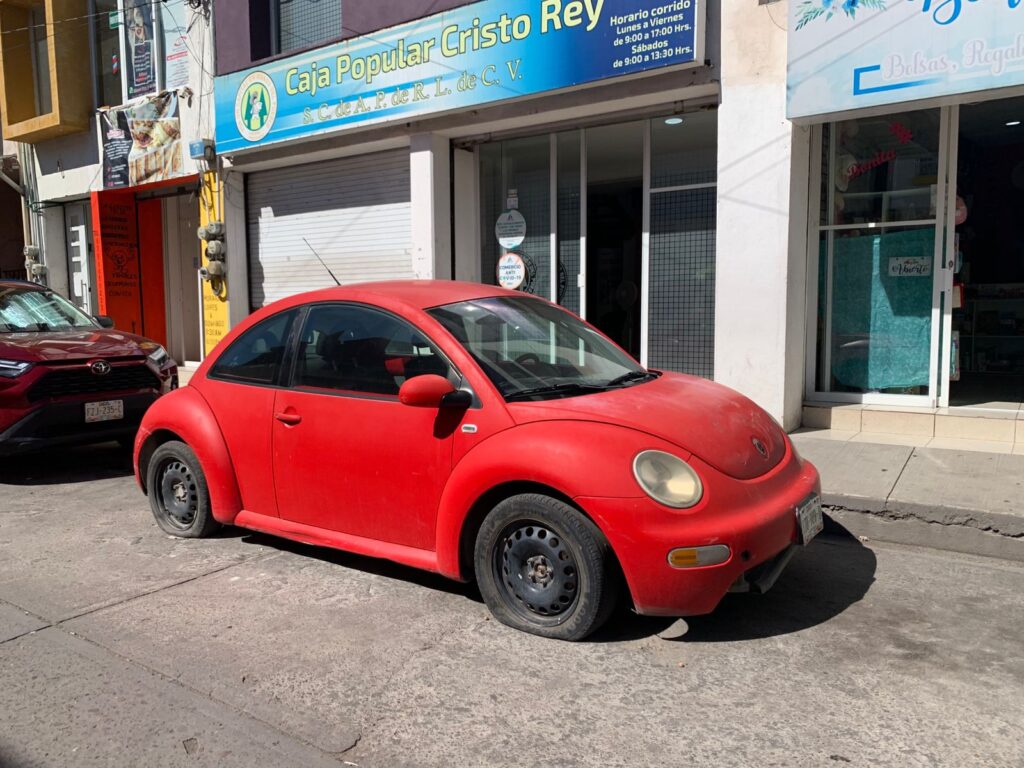 Exigen retiro de vehículos chatarra de las calles