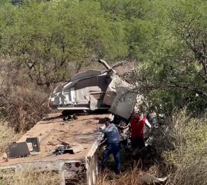 Sobrevive trailero a impresionante accidente